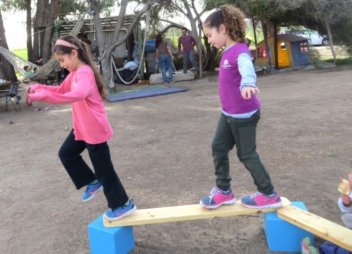 יום הולדת ווייפאאוט - הליכה על קורה בזוגות