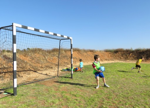 בלונים ושוקולד - עומד בשער במשחק המכניס נכנס ביום הולדת כדורגל