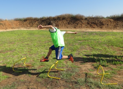 מסלול מכשולים ביום הולדת כדורגל, ריצה מעל משוכות - בלונים ושוקולד