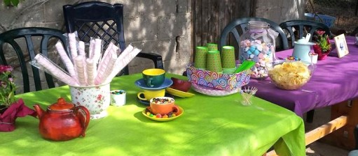 שולחן מסיבת התה - יום הולדת עליסה בארץ הפלאות