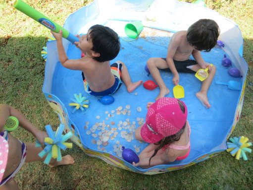 משחקים בבריכה עם פונפוני ספוגים, צדפים ורובי מים
