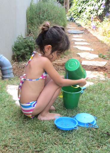 משחקים עם דלי וכף בקייטנת הורים