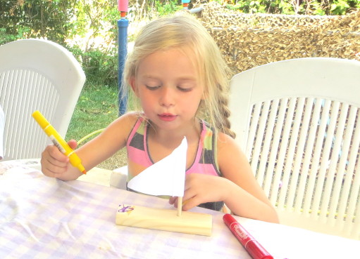 ערכת יצירה ומשחק - ילדה צובעת סירת מפרש