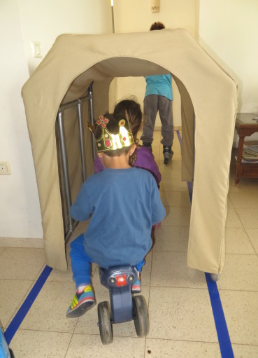 ילדים עוברים במנהרה על בימבות ביום הולדת תחבורה
