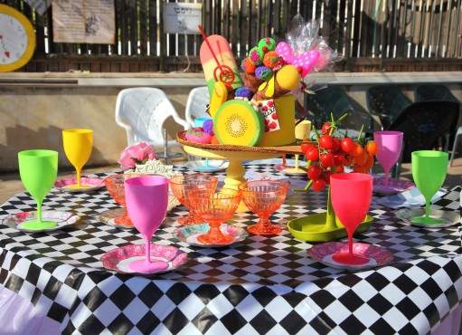 שולחן משחק של מסיבת תה במסיבת אליס בארץ הפלאות