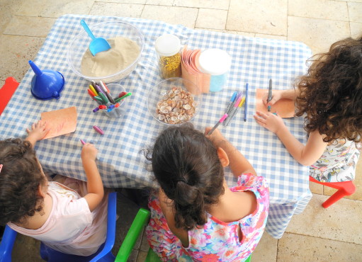 יום הולדת בבית - ילדים כותבים מכתב בבקבוק