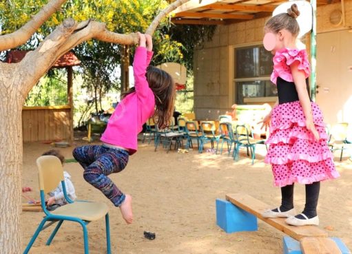 ילדה חוצה את הקורה ונתלית על עץ ביום הולדת קלאש רויאל