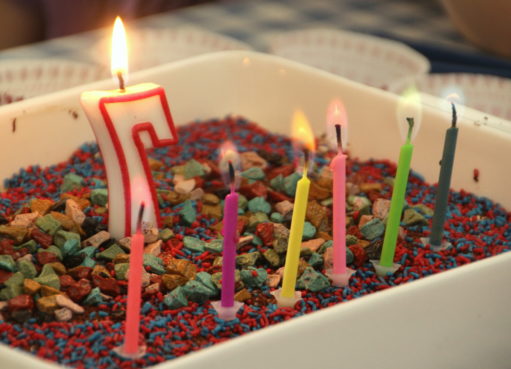 עוגת יום הולדת עם נרות עם להבות צבעוניות ביום הולדת מדעי