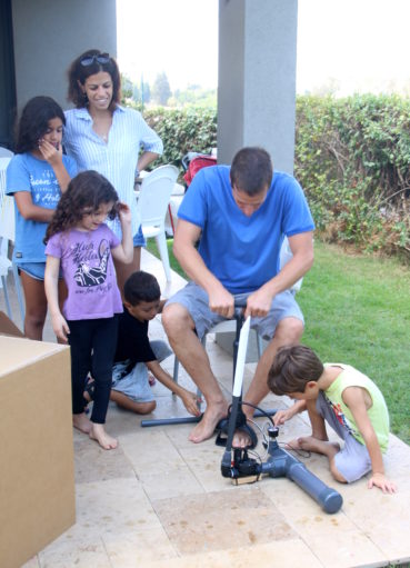 אביב מבלונים ושוקולד משגר טיל נייר במשגר טילים ביום הולדת מדעי