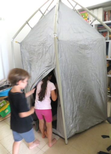 אוהל חושך בבית מארח בנושא היער המכושף