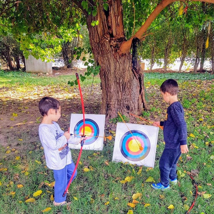 שני ילדים משחקים בחץ וקשת