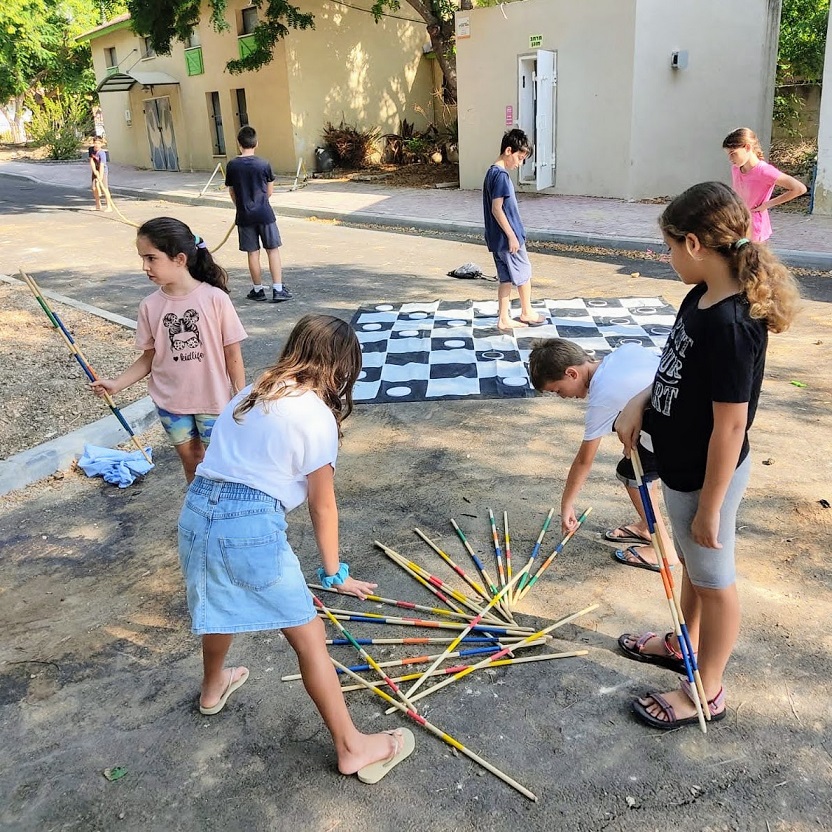 ילדים משחקים בדוקים ענקיים | משחקי ענק להשכרה