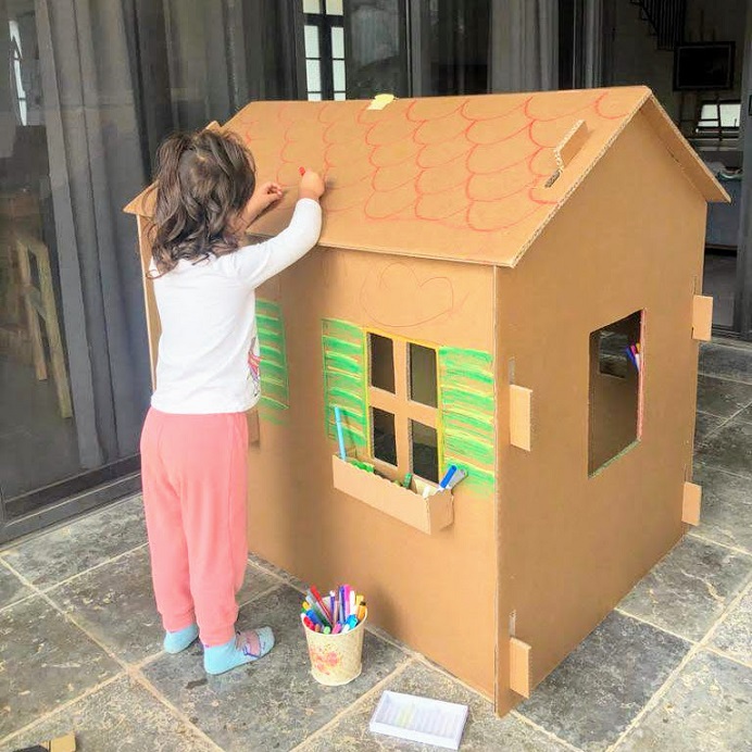 ילדה צובעת בית מקרטון | ערכות יצירה לילדים