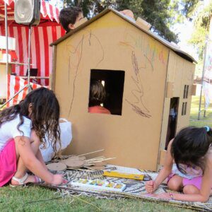 בית מקרטון ילדות מציירות | ערכות יצירה לילדים