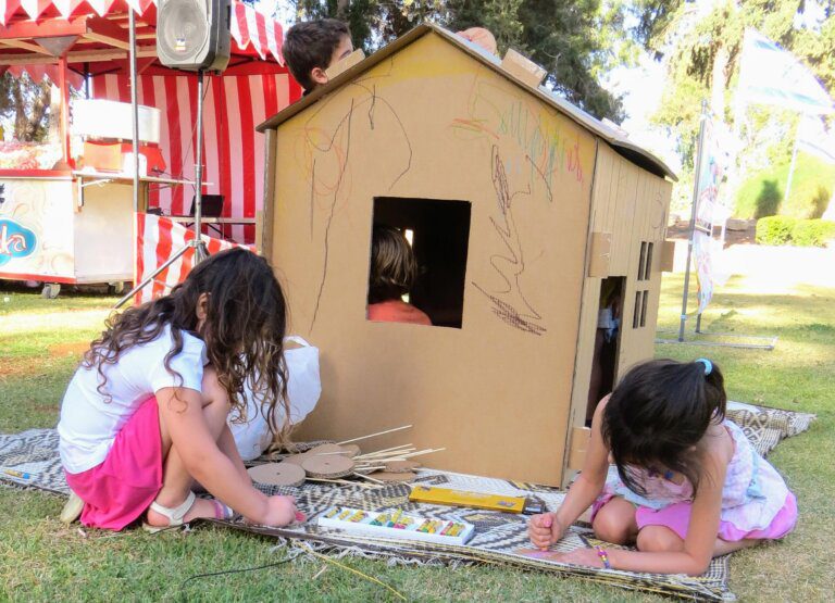 בית מקרטון ילדות מציירות | ערכות יצירה לילדים