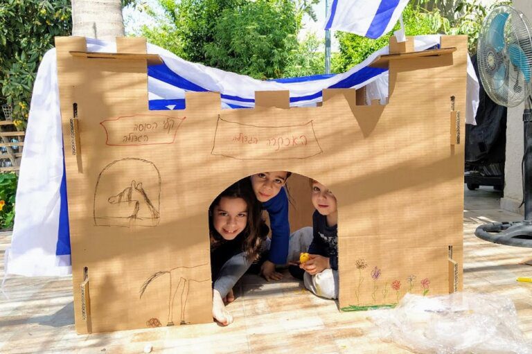 טירה מקרטון בפנים החוצה | ערכות יצירה לילדים