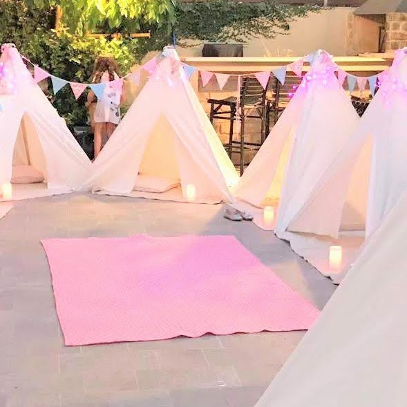 מסיבת פיג'מות עם אוהלים