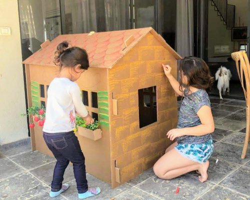 ילדות צובעות בית מקרטון | ערכות יצירה לילדים